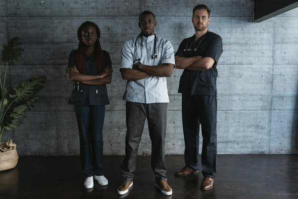 Enhancing patient commitment to chronic medication: the impact of mobile apps on health management